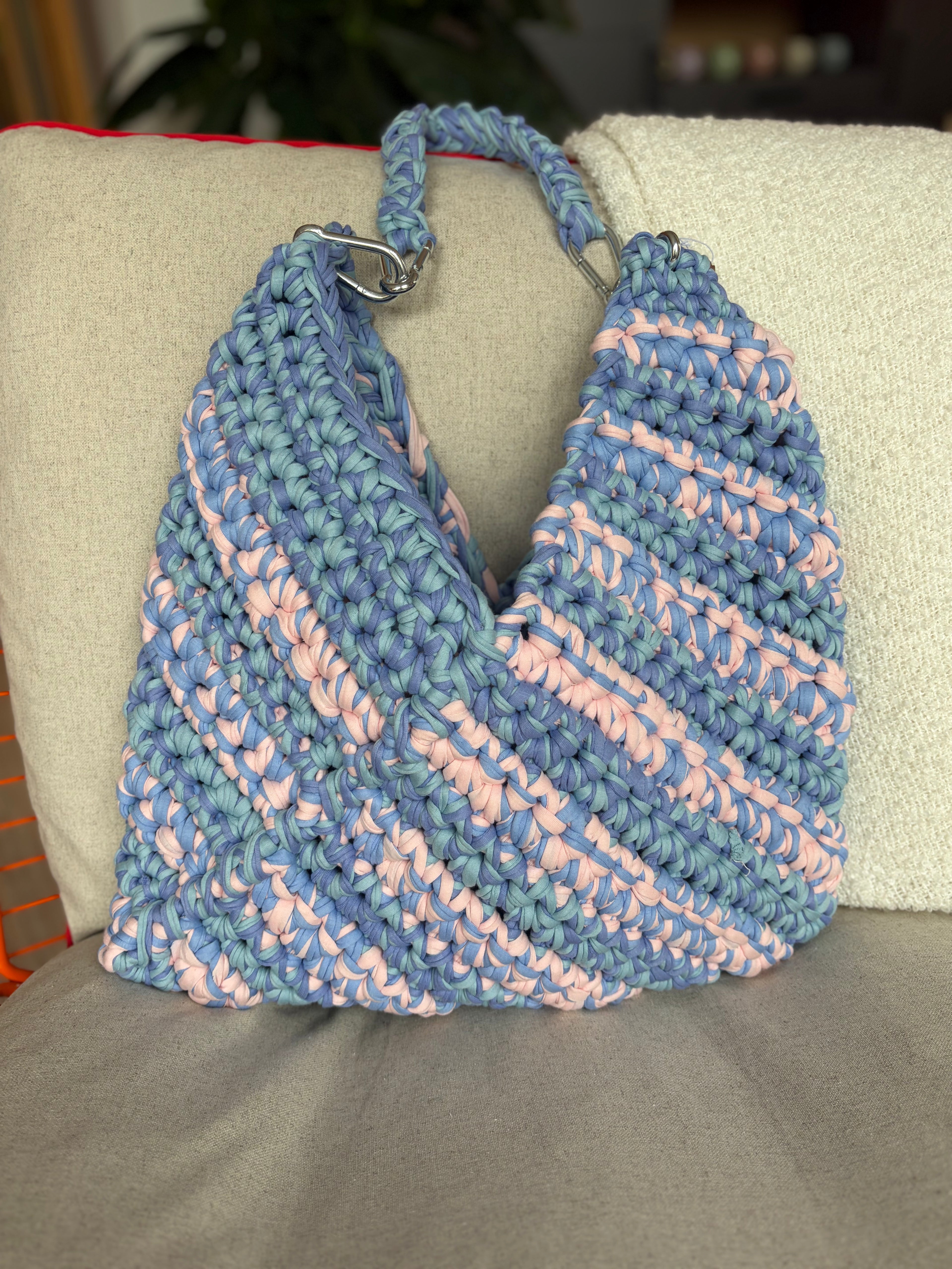Häkeltasche „Pastell-Welle“ mit Karabiner-Henkel