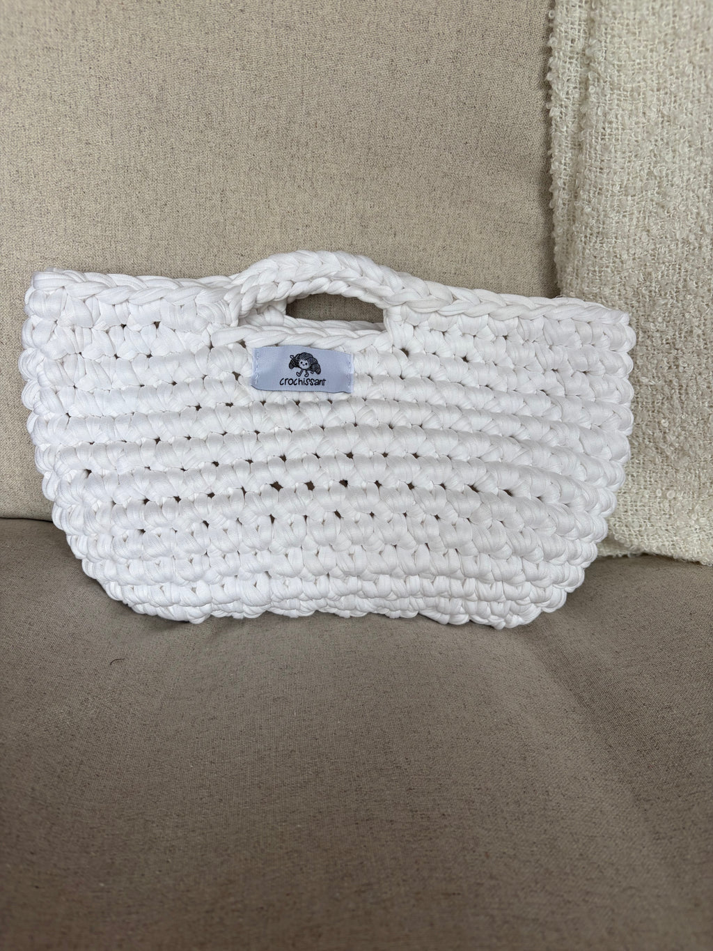 Häkeltasche „Sahnehäubchen“ – kleine Henkeltasche in Weiß
