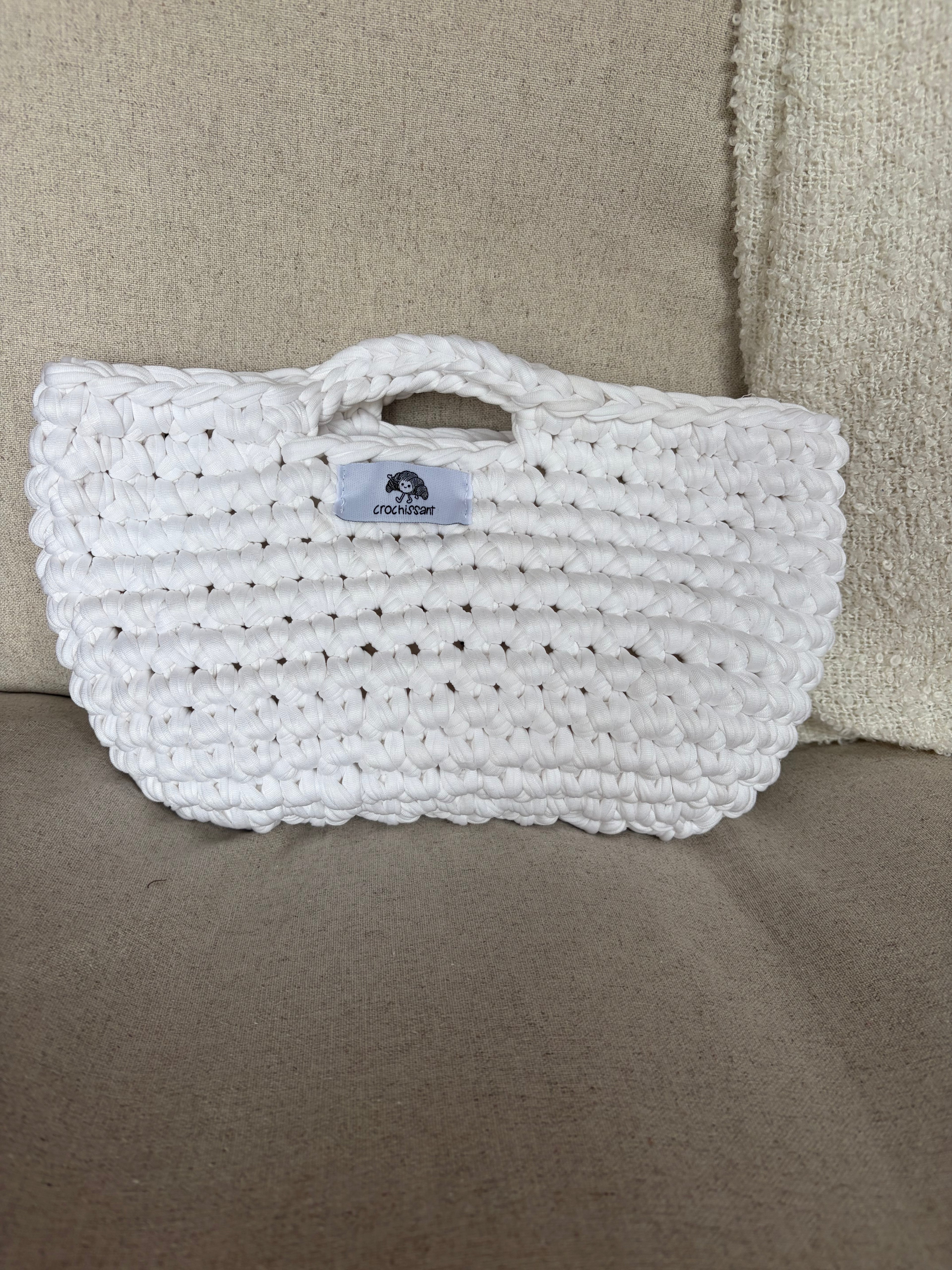 Häkeltasche „Sahnehäubchen“ – kleine Henkeltasche in Weiß