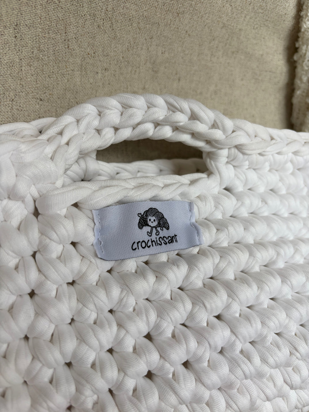 Häkeltasche „Sahnehäubchen“ – kleine Henkeltasche in Weiß