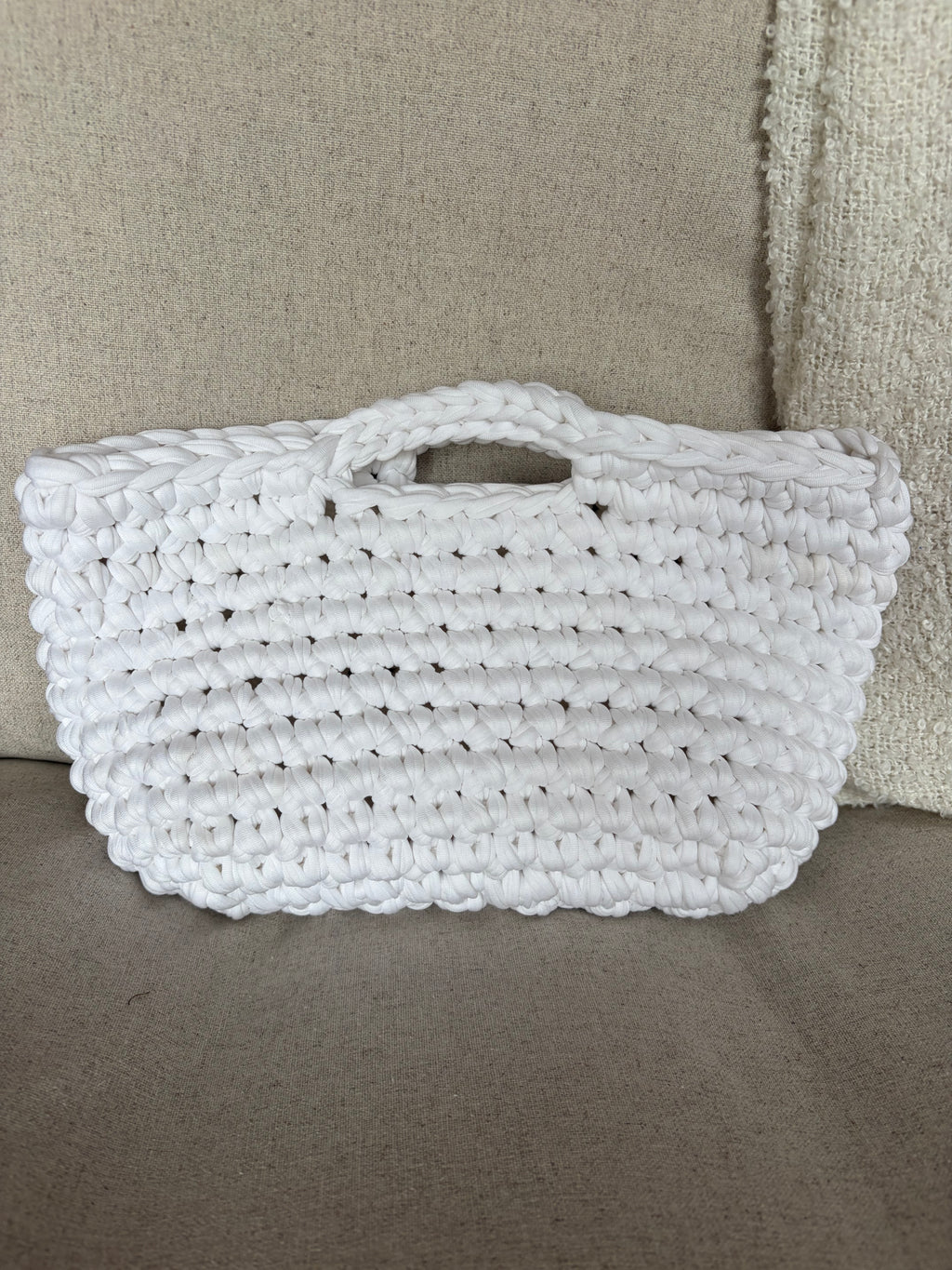 Häkeltasche „Sahnehäubchen“ – kleine Henkeltasche in Weiß