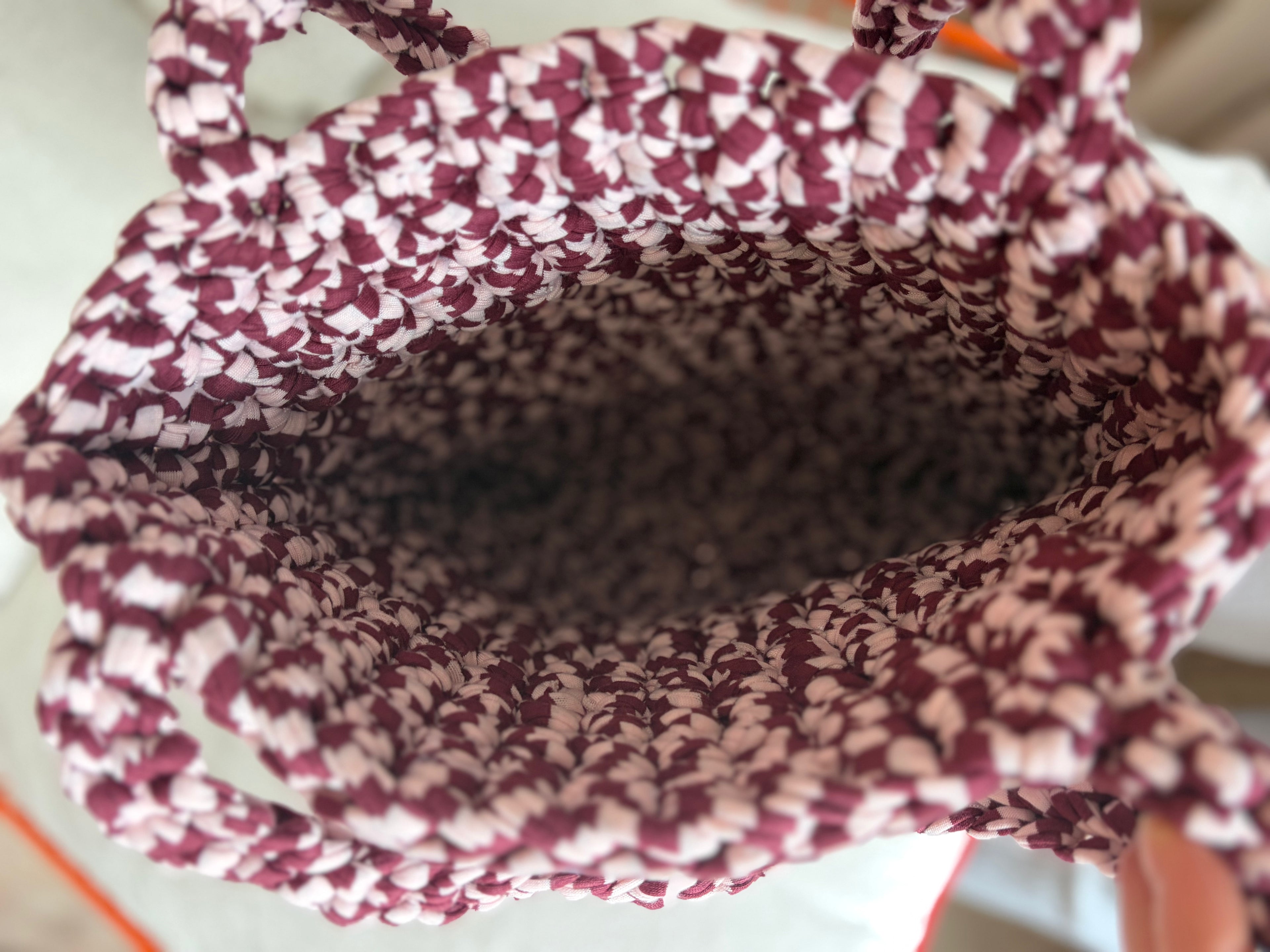 Häkeltasche „Himbeer-Tupfen“ – Shopper in Bordeaux & Rosa