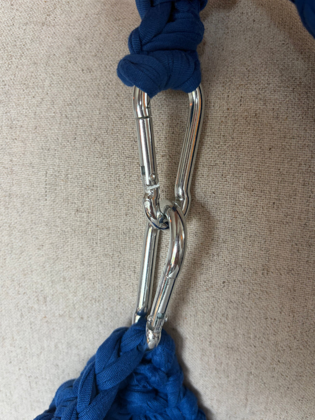 Häkeltasche „Blaubeere“ mit Karabiner-Henkel