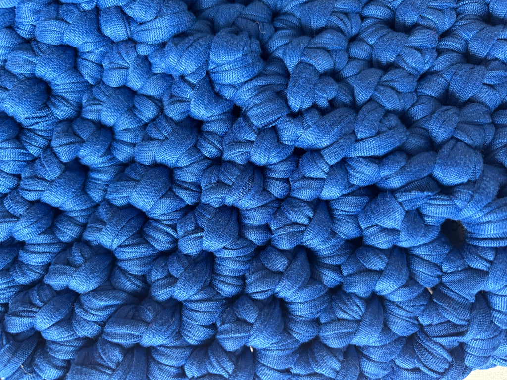 Häkeltasche „Blaubeere“ mit Karabiner-Henkel