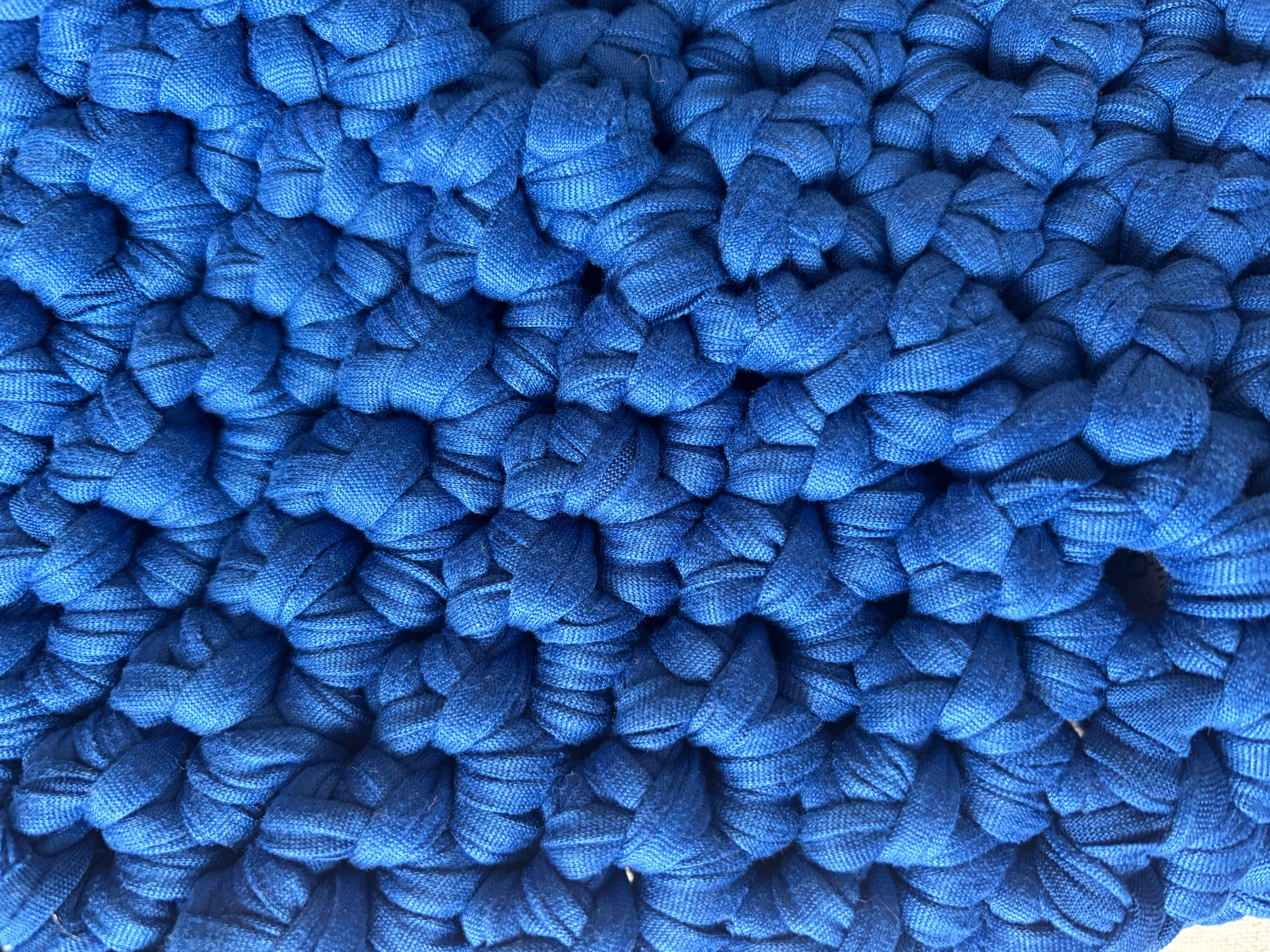 Häkeltasche „Blaubeere“ mit Karabiner-Henkel