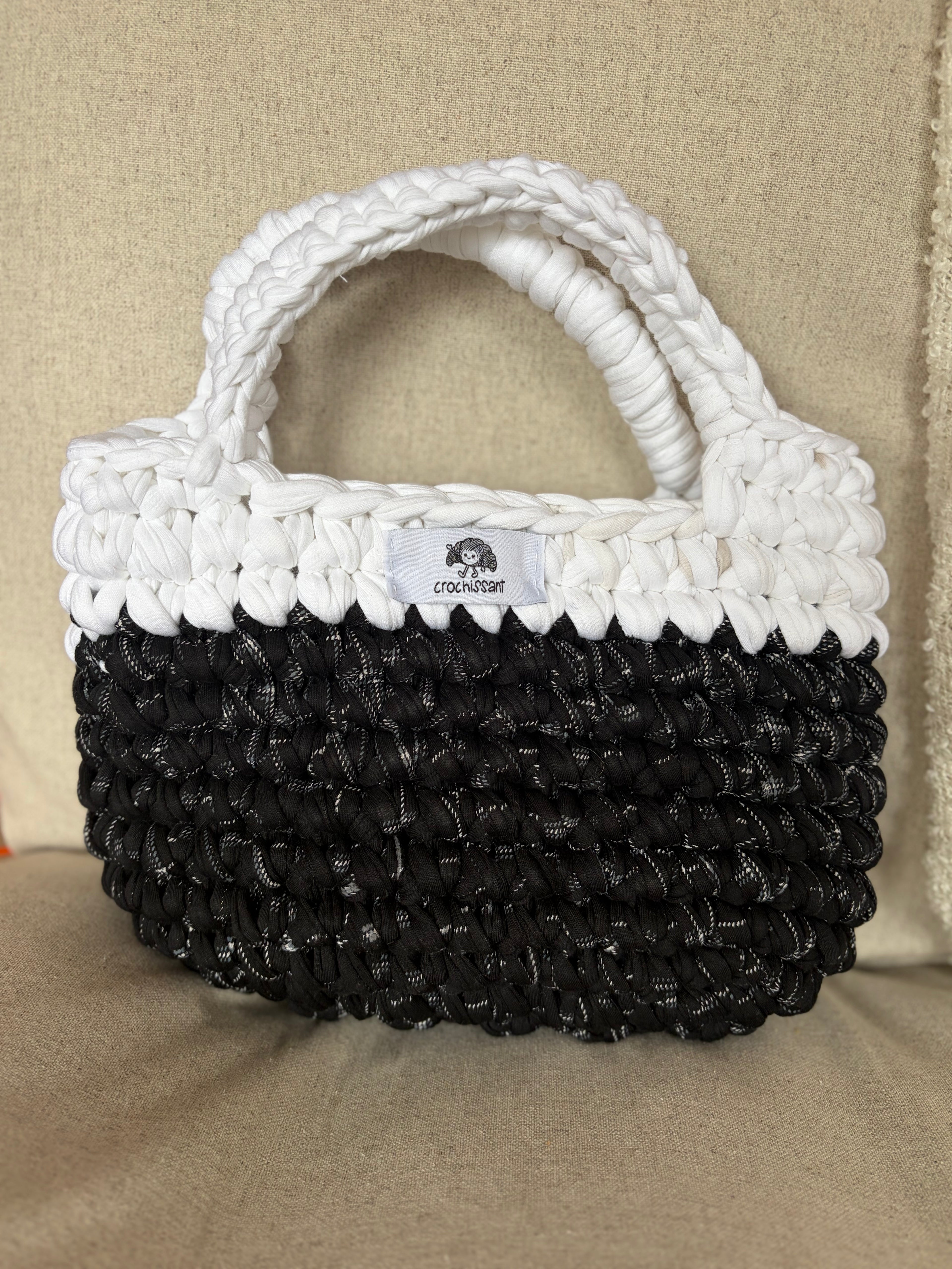 Häkeltasche „Schwarzwälder“ – Korbtasche in Schwarz & Weiß