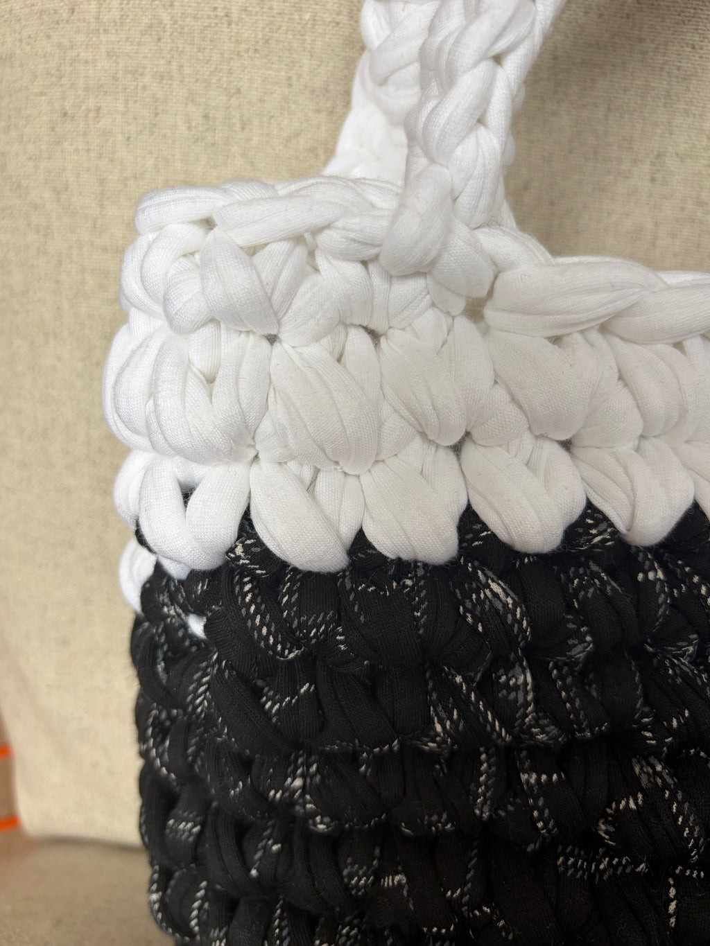 Häkeltasche „Schwarzwälder“ – Korbtasche in Schwarz & Weiß