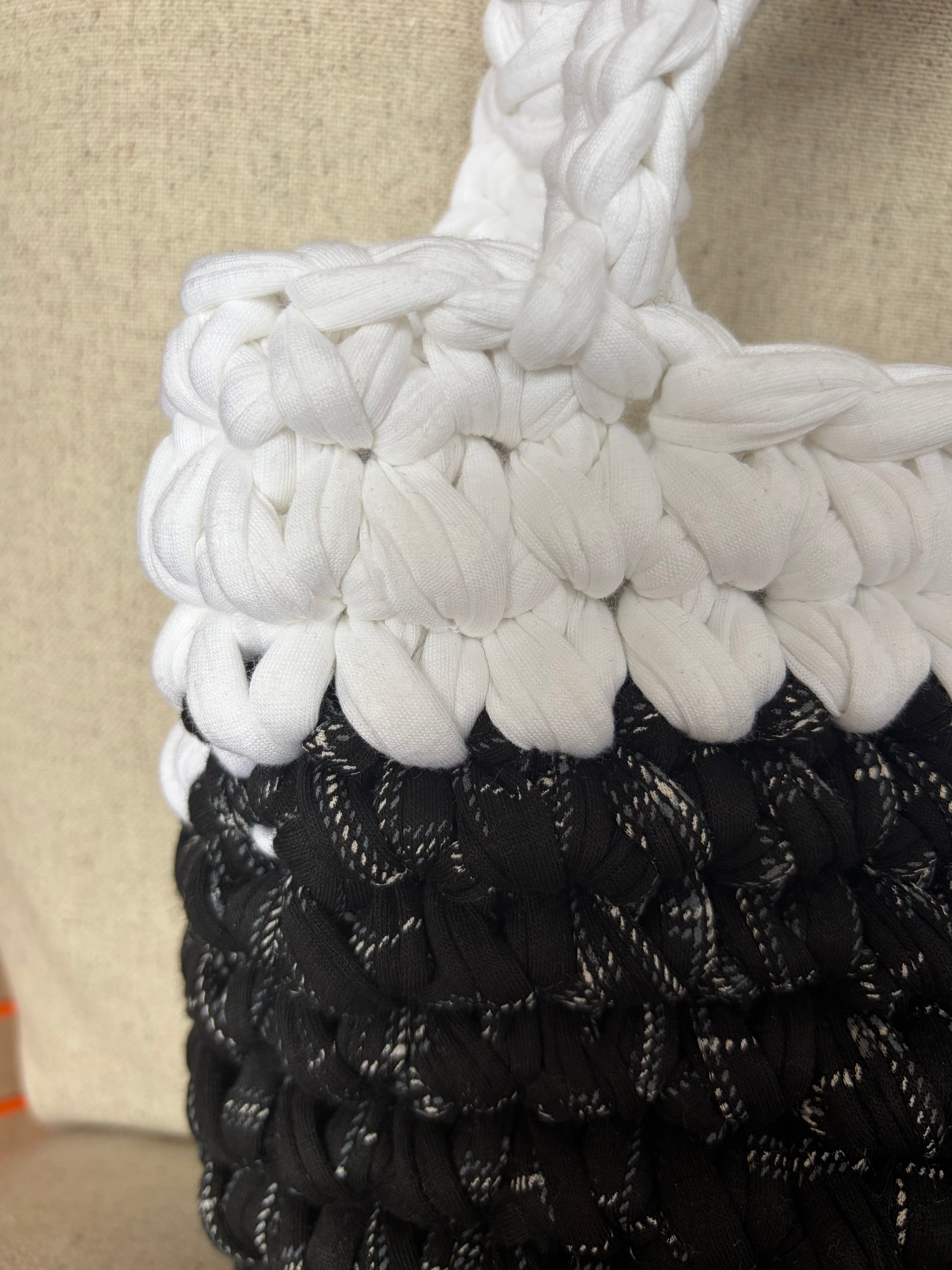 Häkeltasche „Schwarzwälder“ – Korbtasche in Schwarz & Weiß