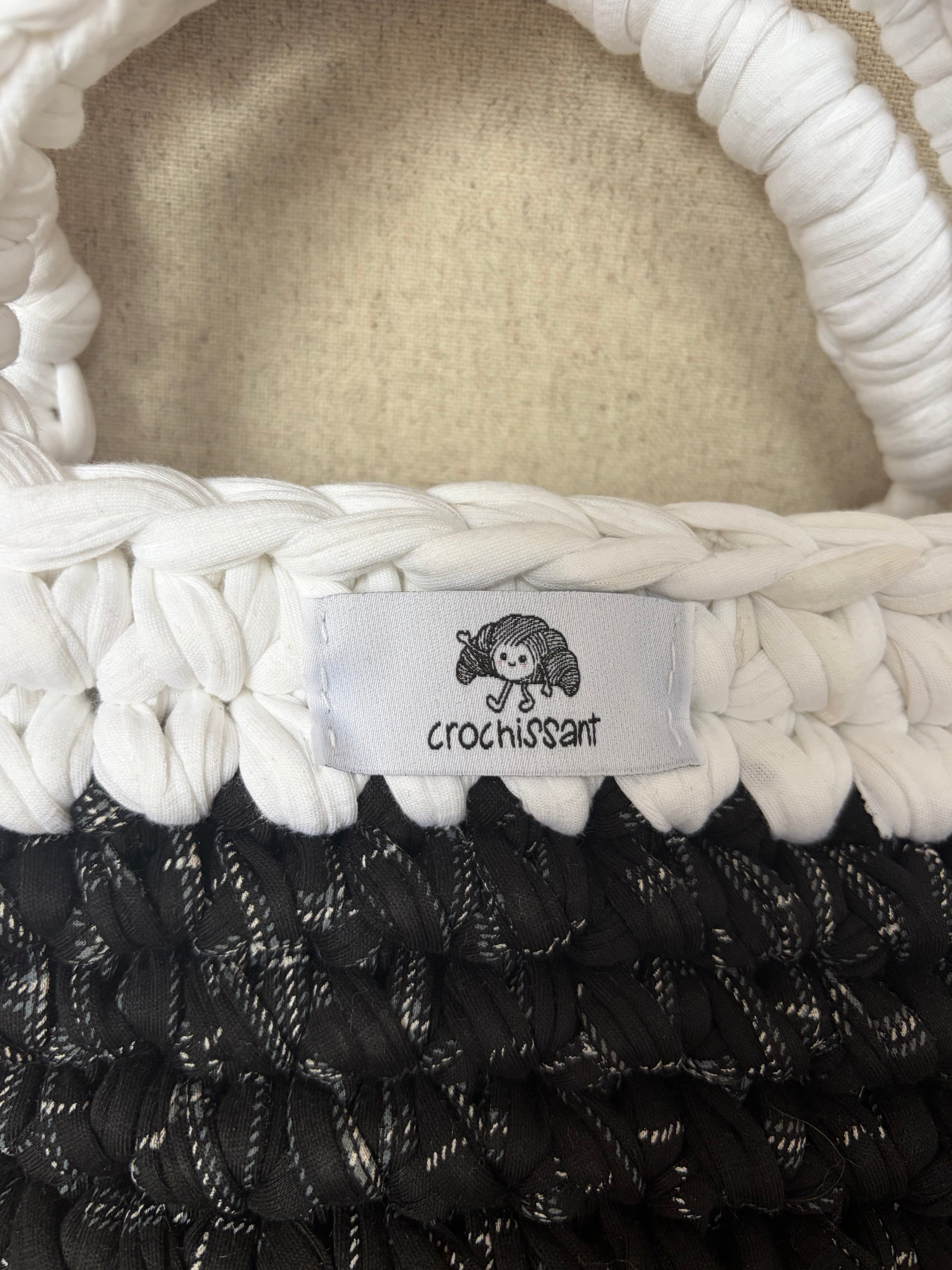 Häkeltasche „Schwarzwälder“ – Korbtasche in Schwarz & Weiß