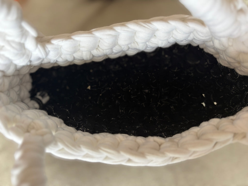 Häkeltasche „Schwarzwälder“ – Korbtasche in Schwarz & Weiß