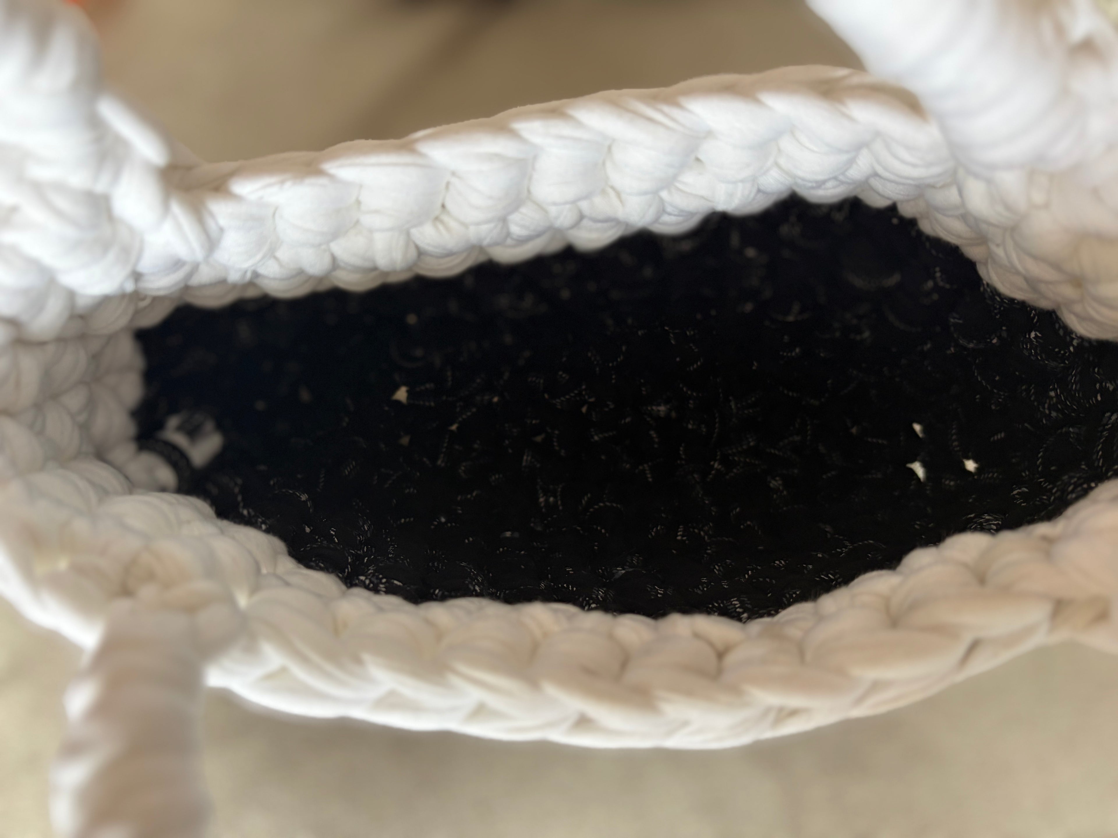 Häkeltasche „Schwarzwälder“ – Korbtasche in Schwarz & Weiß