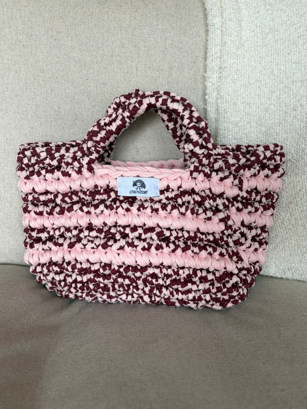 Häkeltasche „Erdbeertörtchen“ – Korbtasche in Rosa & Bordeaux