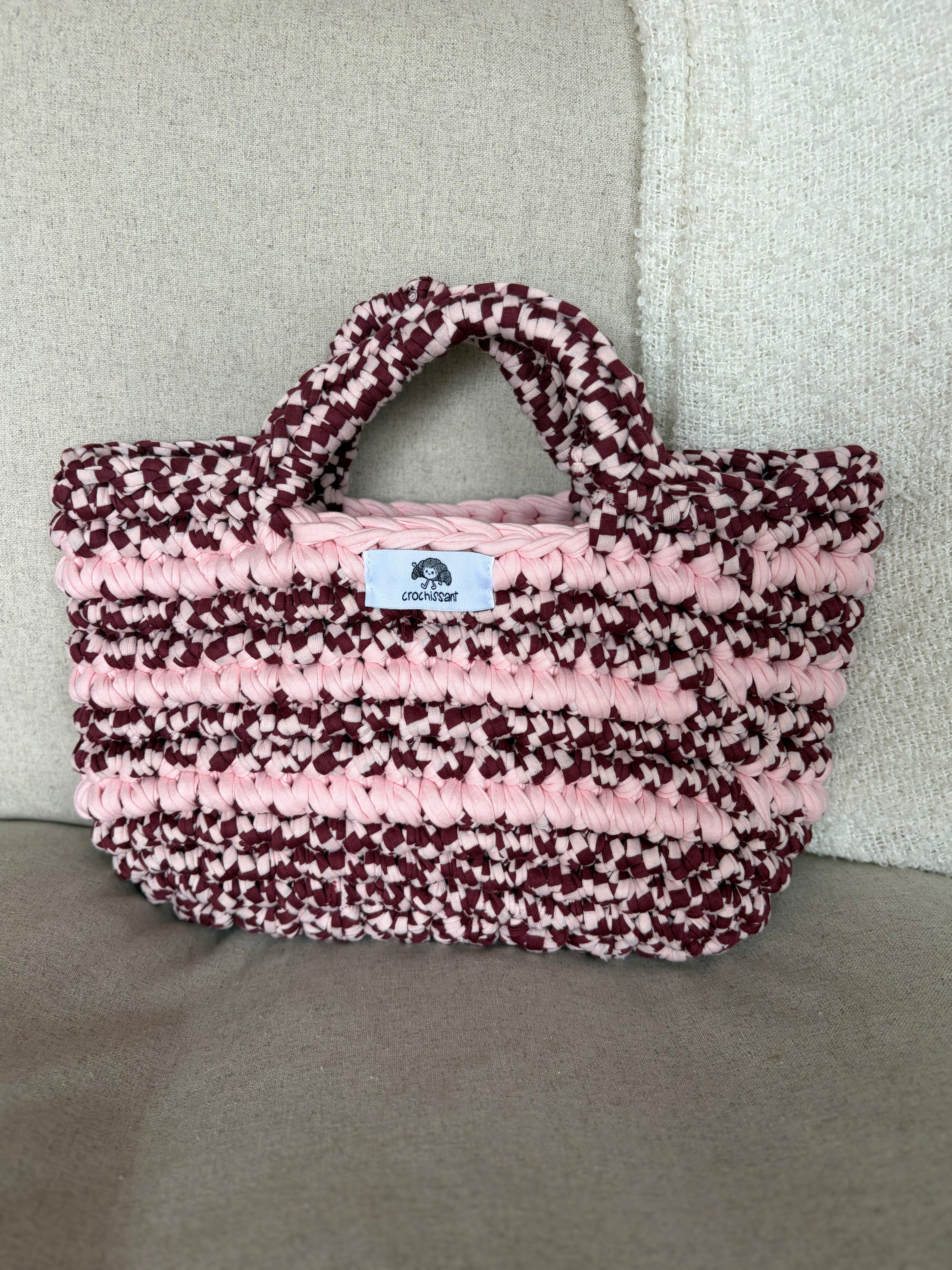 Häkeltasche „Erdbeertörtchen“ – Korbtasche in Rosa & Bordeaux