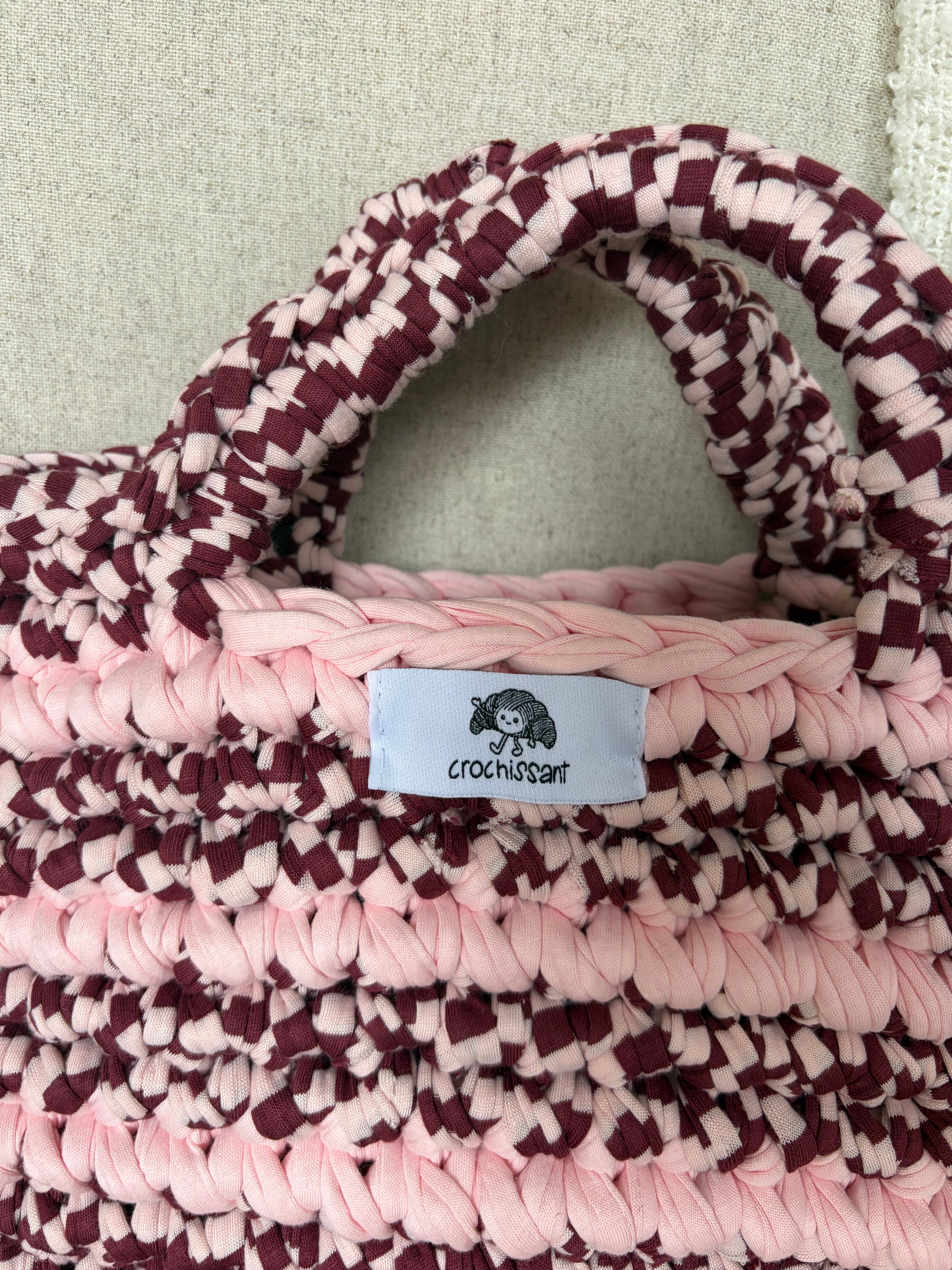 Häkeltasche „Erdbeertörtchen“ – Korbtasche in Rosa & Bordeaux
