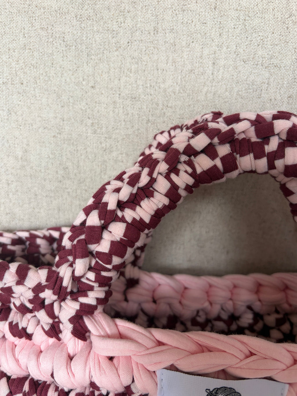 Häkeltasche „Erdbeertörtchen“ – Korbtasche in Rosa & Bordeaux