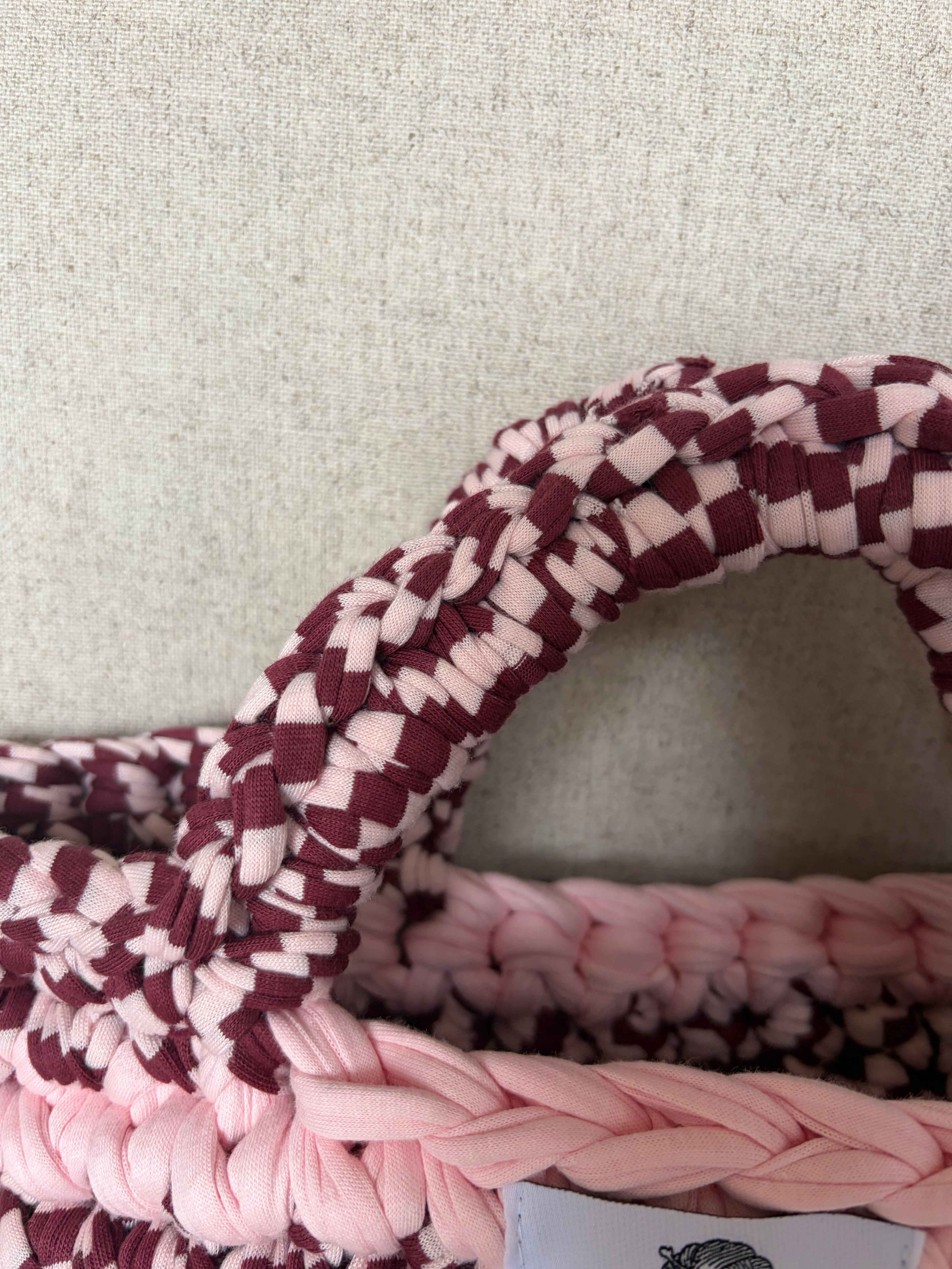 Häkeltasche „Erdbeertörtchen“ – Korbtasche in Rosa & Bordeaux