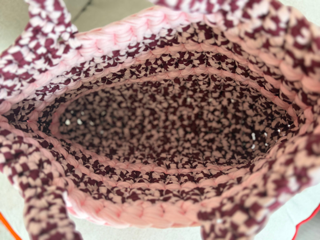 Häkeltasche „Erdbeertörtchen“ – Korbtasche in Rosa & Bordeaux