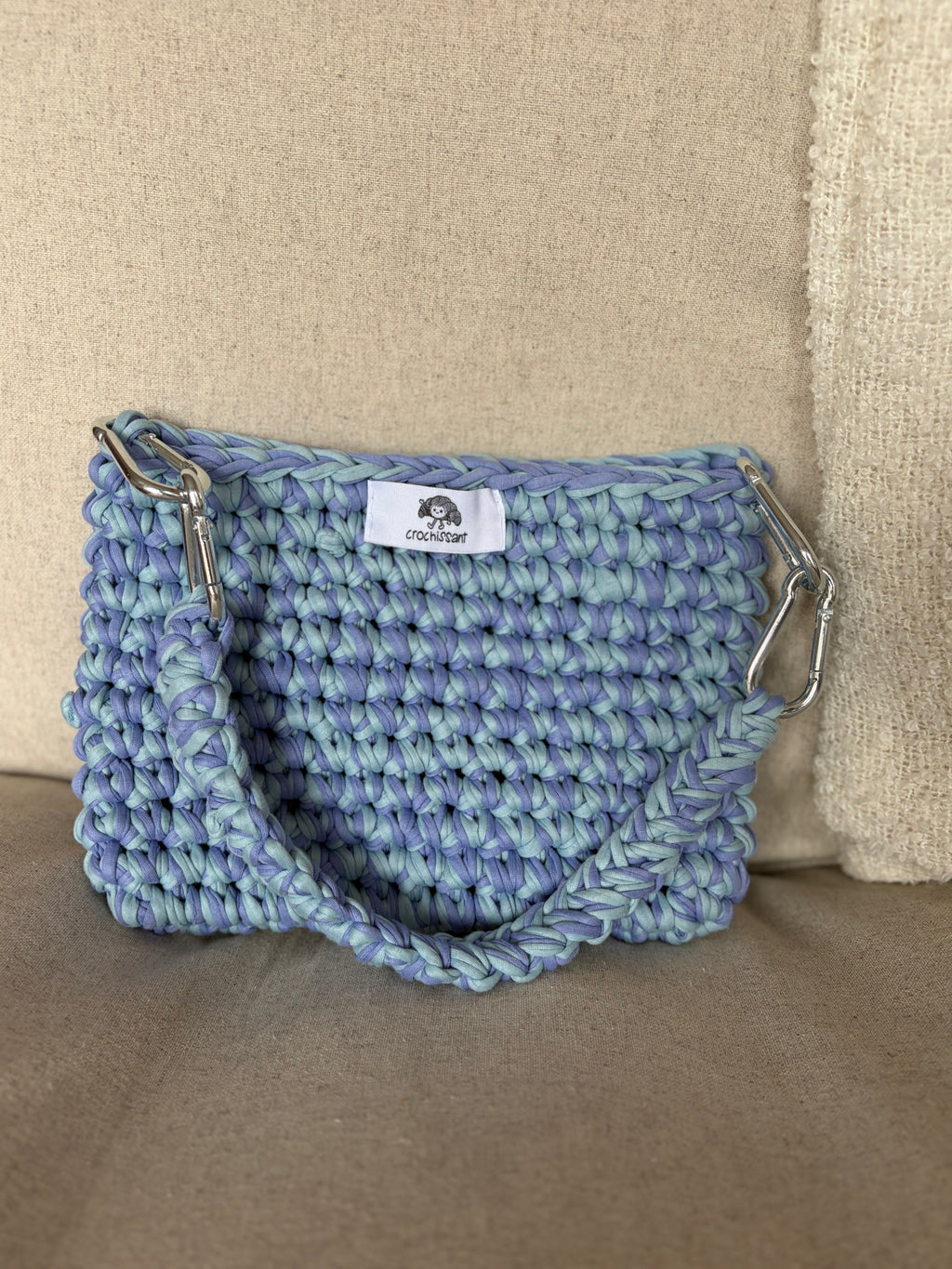 Häkeltasche „Lavendel-Macaron“ mit Karabiner-Henkel