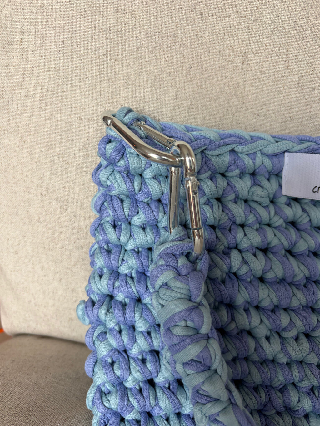 Häkeltasche „Lavendel-Macaron“ mit Karabiner-Henkel