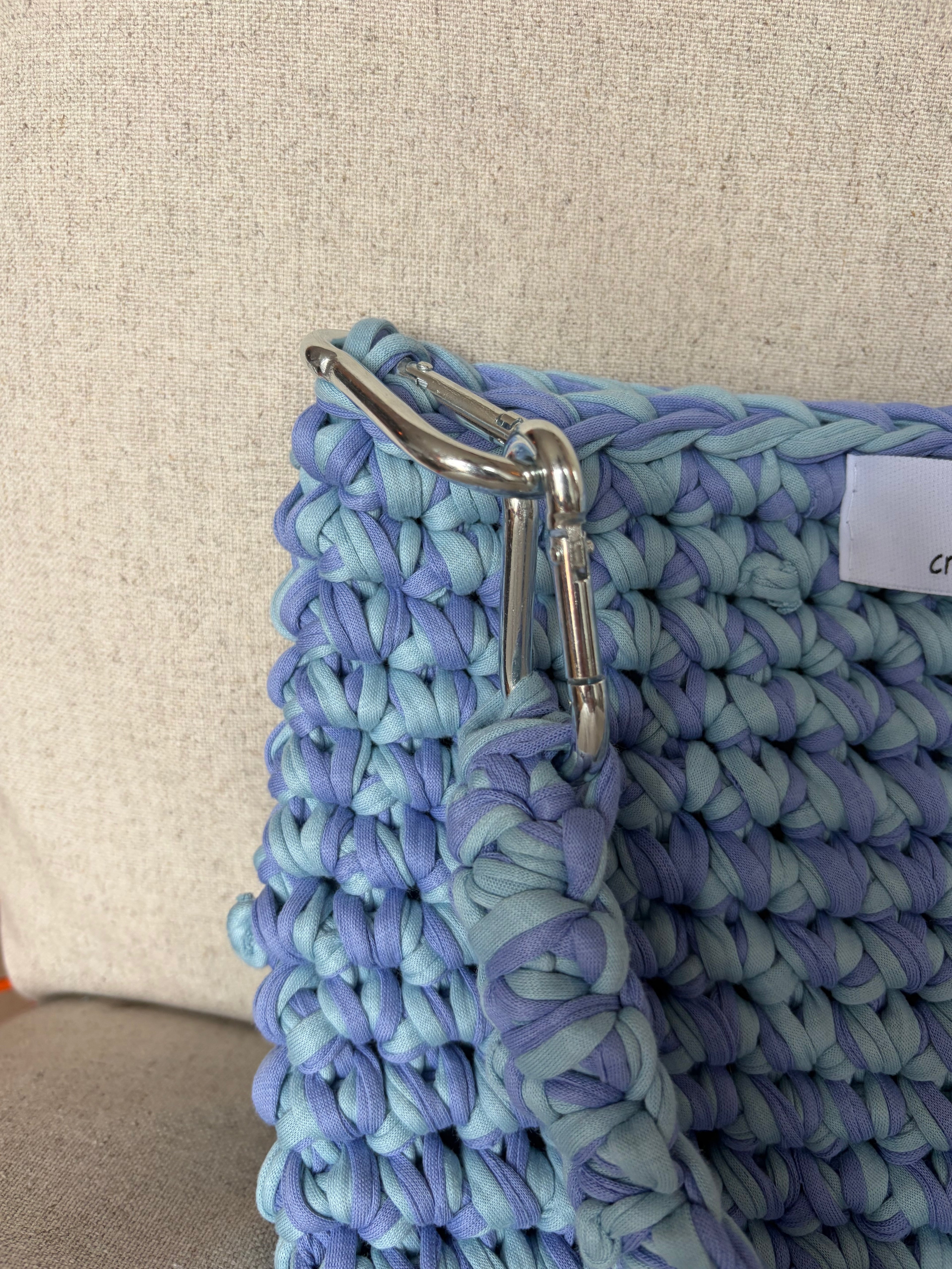 Häkeltasche „Lavendel-Macaron“ mit Karabiner-Henkel