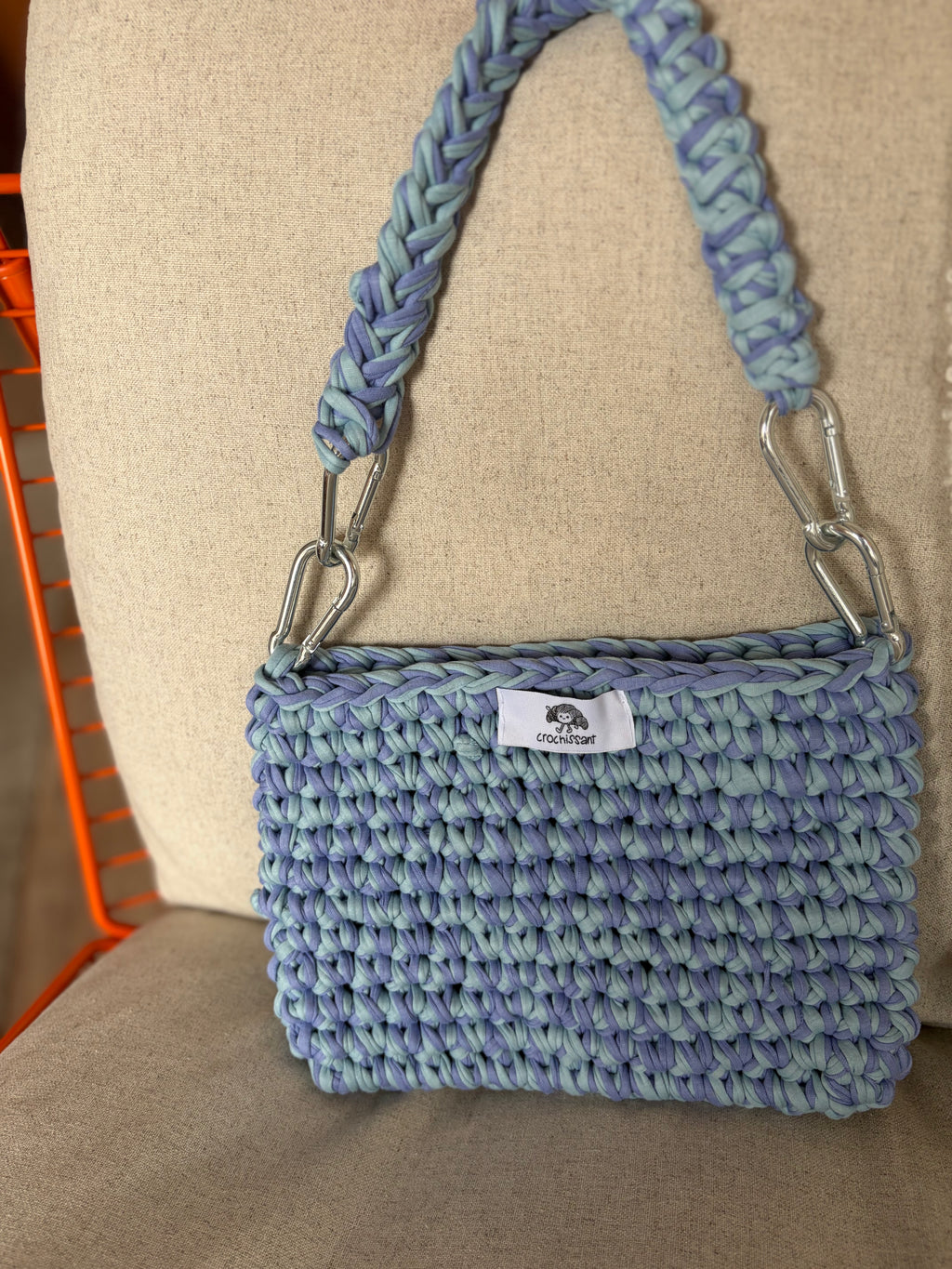 Häkeltasche „Lavendel-Macaron“ mit Karabiner-Henkel