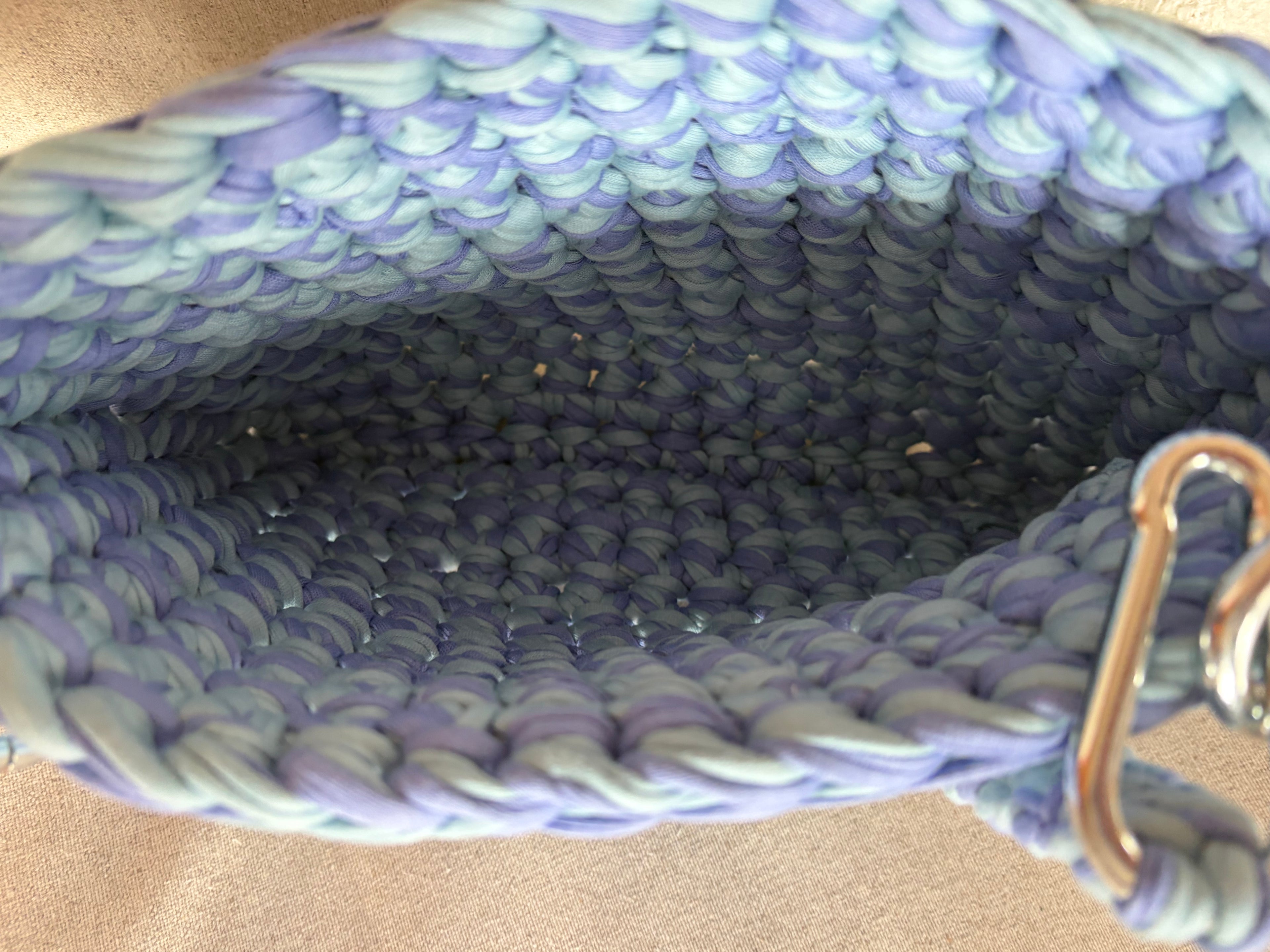 Häkeltasche „Lavendel-Macaron“ mit Karabiner-Henkel