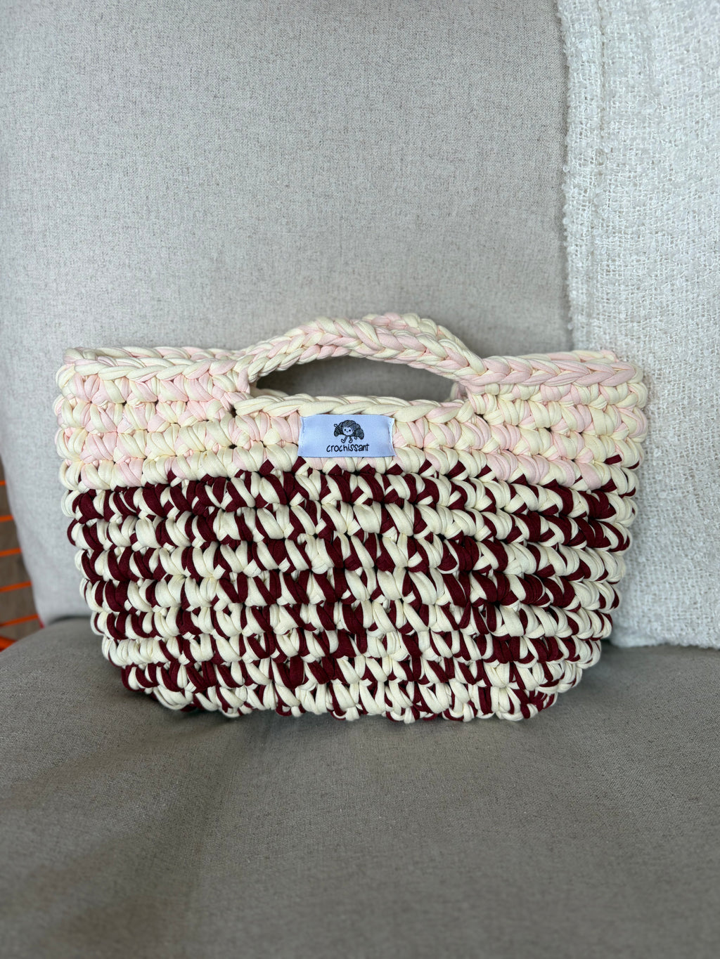 Häkeltasche „Vanille-Kirsch“ – Korbtasche in Vanille & Bordeaux