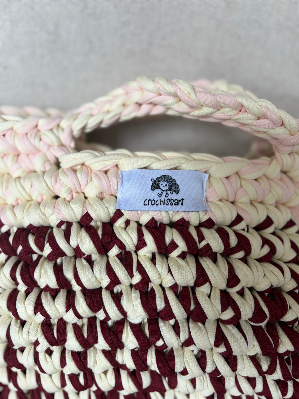 Häkeltasche „Vanille-Kirsch“ – Korbtasche in Vanille & Bordeaux