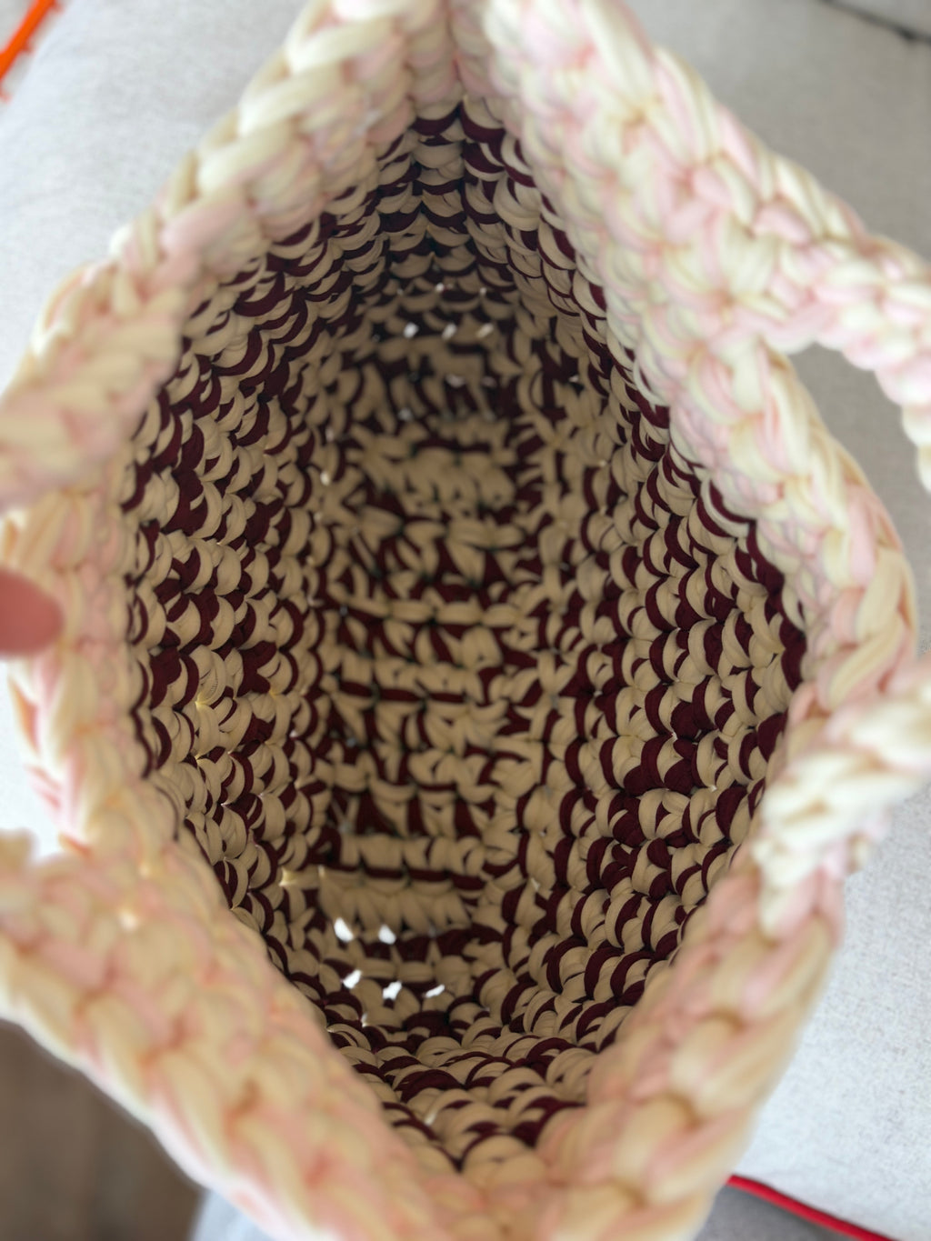 Häkeltasche „Vanille-Kirsch“ – Korbtasche in Vanille & Bordeaux