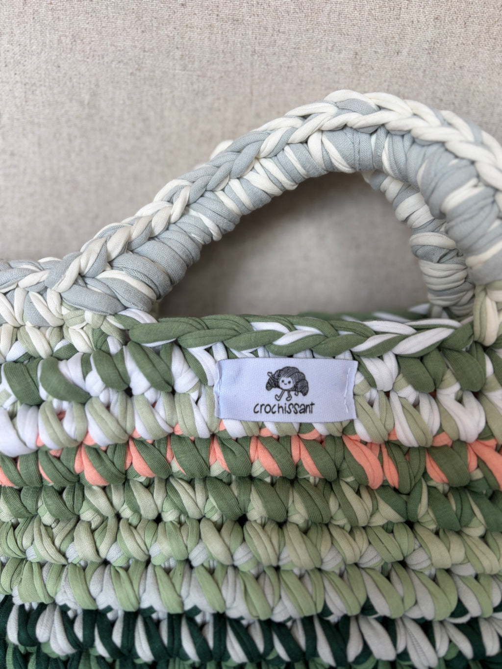 Häkeltasche „Minz-Sorbet“ – gestreifte Korbtasche in Grün & Pfirsich