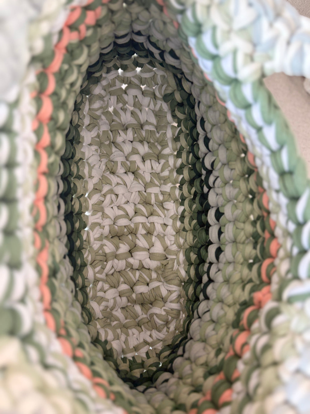 Häkeltasche „Minz-Sorbet“ – gestreifte Korbtasche in Grün & Pfirsich